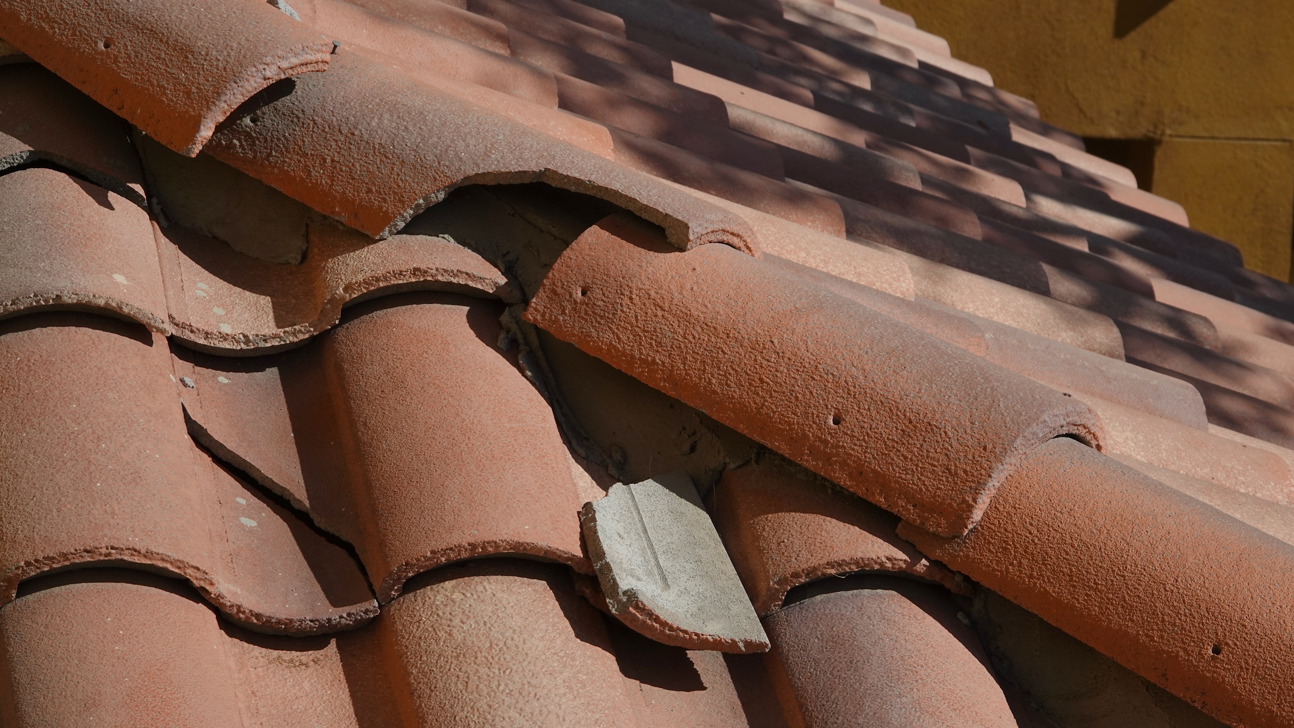 roofing-maintenance-cracked-clay-tile-roof